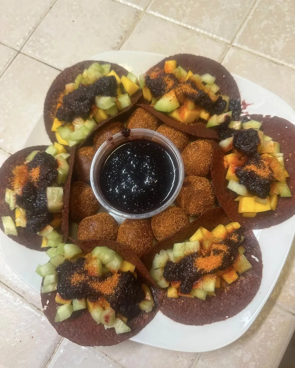 Uvas con Chamoy: Chamoy and tamarind grapes with fruit bites, made for sharing