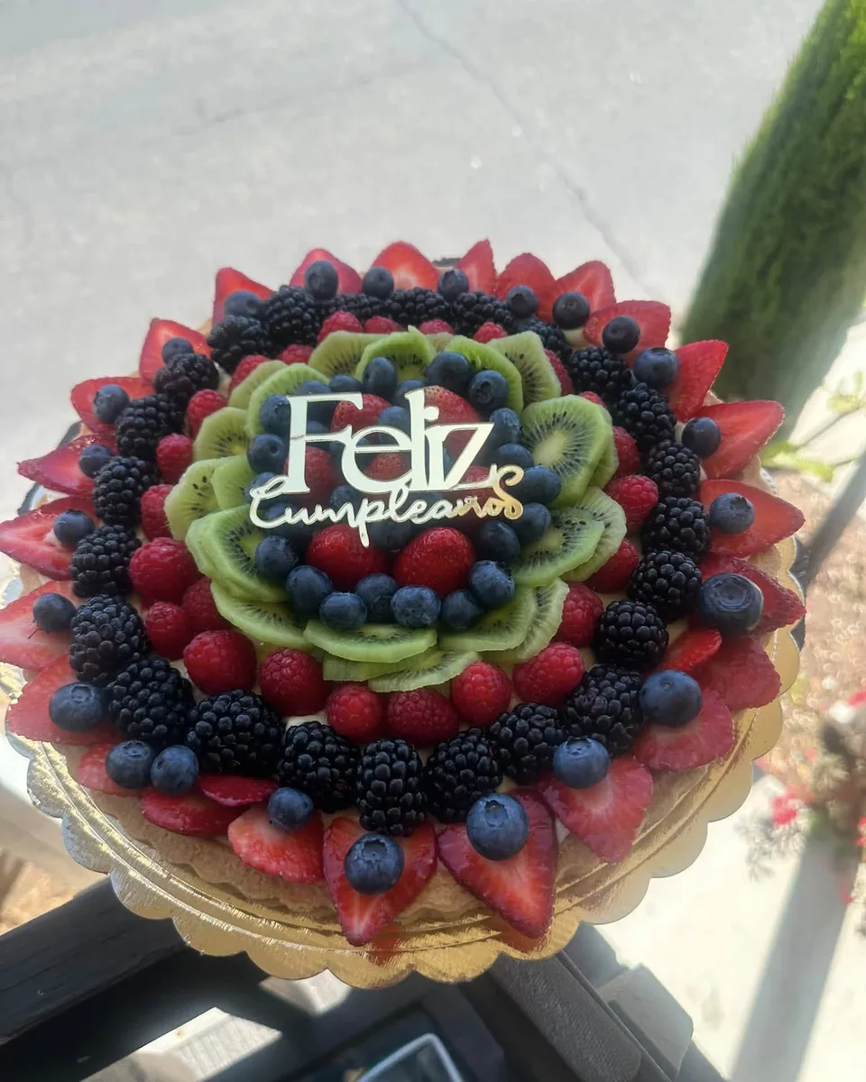 Tarta de Frutas: Rings of strawberries, berries and kiwi with a message topper