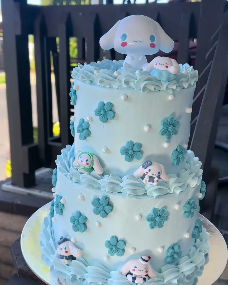 Cinnamoroll: Sky-blue flowers and piped clouds