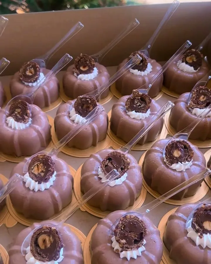Gelatinas Ferrero: Gourmet chocolate gelatinas with a Ferrero on top