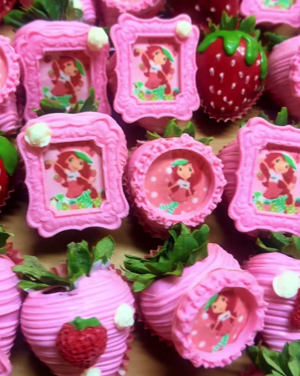 Themed Fresas: Dipped in your party colors with custom toppers